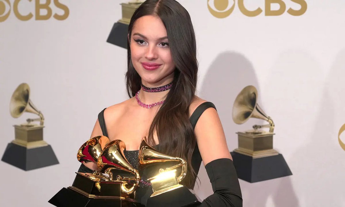 DailyRodrigo's tweet photo. Olivia took part in today’s final concert of the Recording Academy’s Summer Showcase Series: a series of private virtual performances exclusively for #GRAMMYs voters!

— She performed “the cure” & “stupid song,” potentially hinting at the songs she could submit for the 2027 #GRAMMYs via @TheGrammyGuru.
