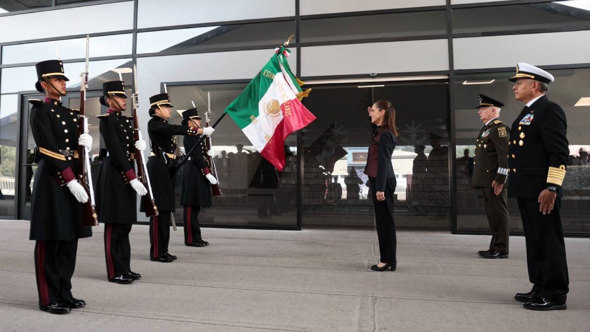 marathb's tweet photo. Acompañé a la Presidenta @Claudiashein en la ceremonia por el 50 Aniversario del Heroico Colegio Militar, para rendir homenaje a quienes a lo largo de su historia han puesto su vida al servicio de México, con lealtad, valor y disciplina, en todos los rincones de nuestro país.

A todas y todos, nuestro reconocimiento y gratitud eterna. 🇲🇽