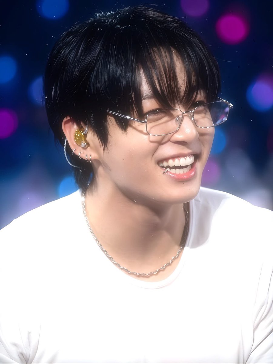 jungkookversex's tweet photo. that smile heals everything https://t.co/5D34AzyWvl