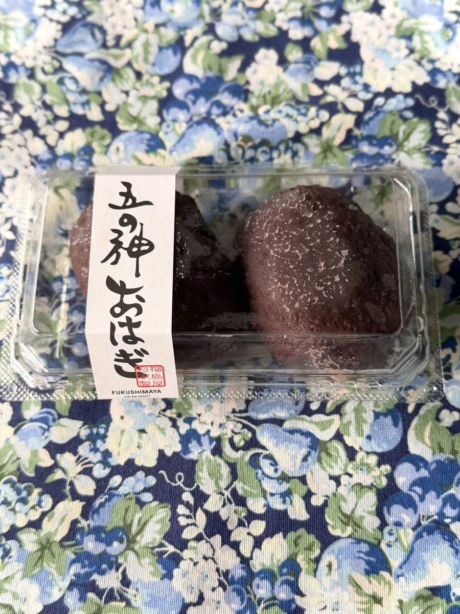 pecoros6's tweet photo. 五の神おはぎ🫘
福島屋に行ったら必ず買ってしまう。小豆の風味全開のたっぷりあんこが最高。 https://t.co/fmoL3TJzzL