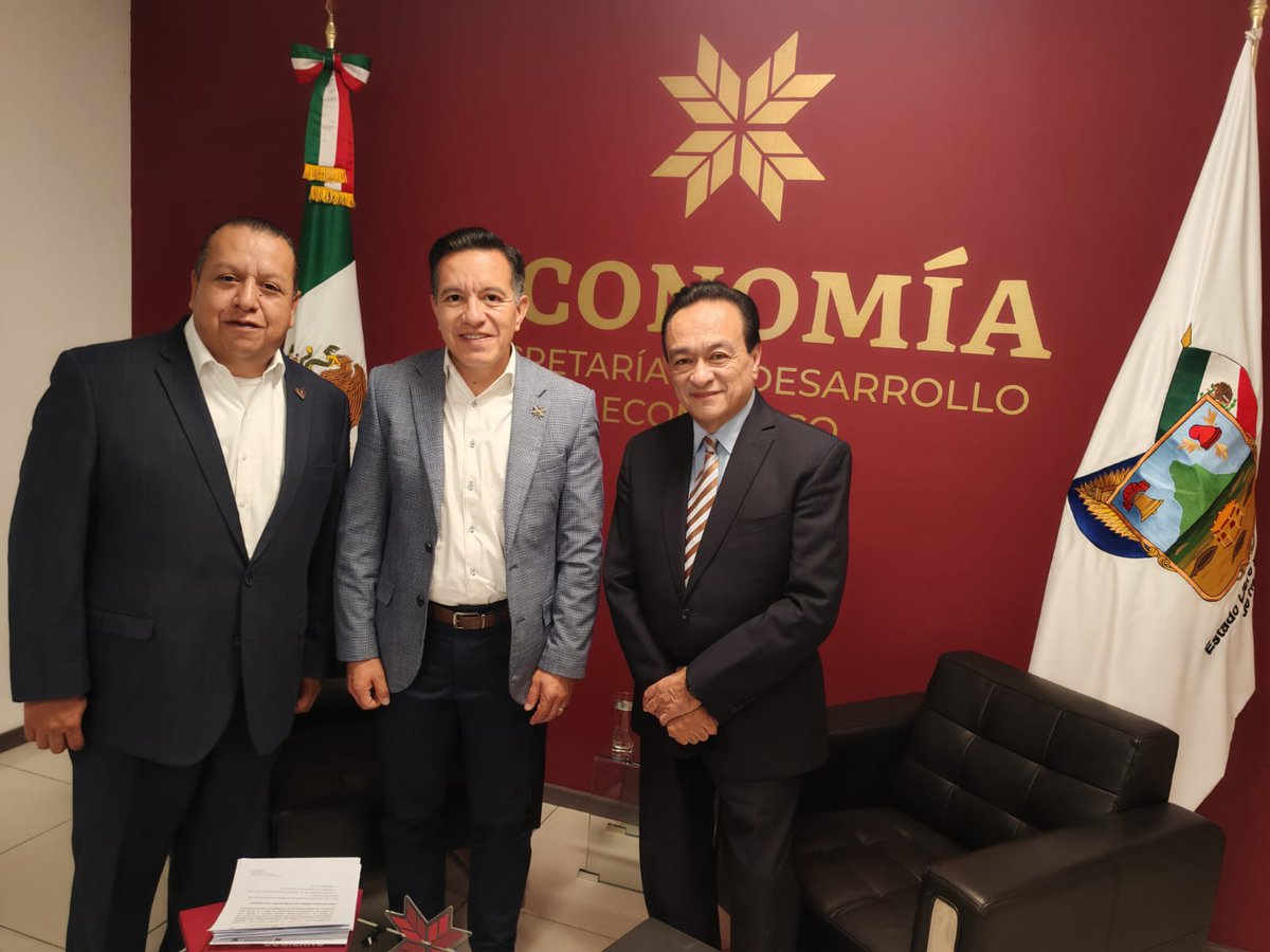 Sedeco_Hgo's tweet photo. Tuvimos el gusto de recibir al especialista y analista @erickguerrerotv, así como a directivos de la @RevistaAsesores, quienes realizaron una entrevista a nuestro titular, @CarlosHenkelE.
Durante el encuentro, se dialogó sobre el repunte económico histórico que registra https://t.co/AsDIL6Xawx