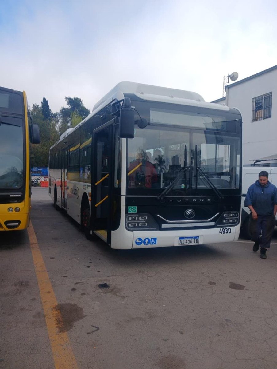 formulabondi's tweet photo. El 4930 que anda en la 41 tuvo su aventura en el dia de ayer de recorrer las calles de los recorridos de La Primera de Grand Bourg, enfocado principalmente en los recorridos con más carga de pasajeros. Si vemos resultados positivos, el corredor de la 197 y 202 va a ser GNC. https://t.co/xVrECkLYlG