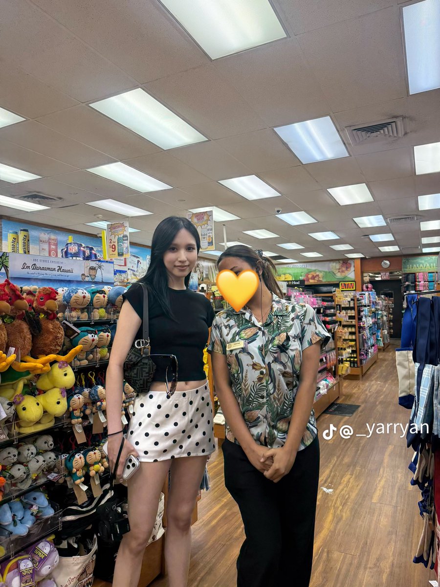 twicexjac's tweet photo. OP met Mina when she was in Hawaii. 

She mentioned that Mina is even more beautiful in person, and that her parents were so kind 💕 https://t.co/i73Z37oSBN