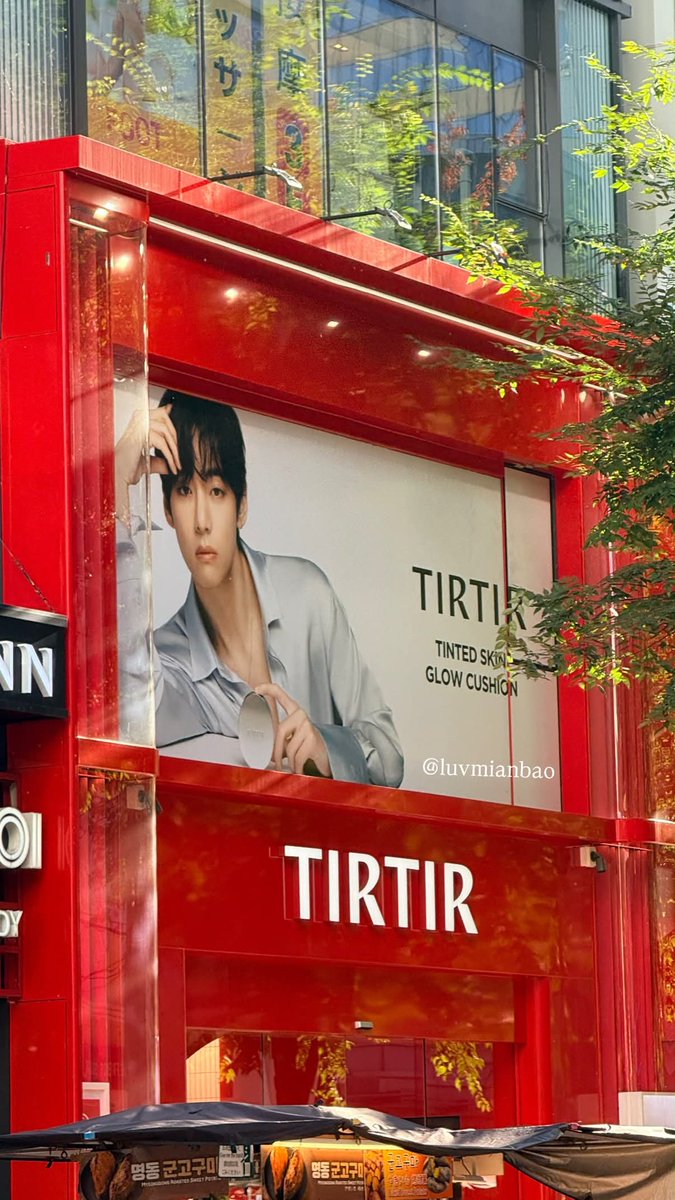 Romantic_Tae's tweet photo. The TIRTIR store in Myeongdong has been updated with Taehyung’s new photo.
SO PRETTY!!! 🤩 

TIRTIR AMBASSADOR TAEHYUNG 
V FACE OF TIRTIR 
#TaehyungxTIRTIR 
#VxTIRTIRGLOBAL https://t.co/ZsY0Kik8Os