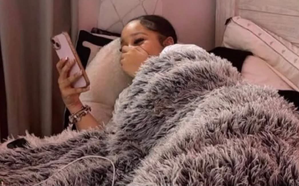 PositiveAuraB's tweet photo. i just be in bed scrollin, high as fuck, hollering &amp; rubbin my feet together https://t.co/sWUhnlPblp