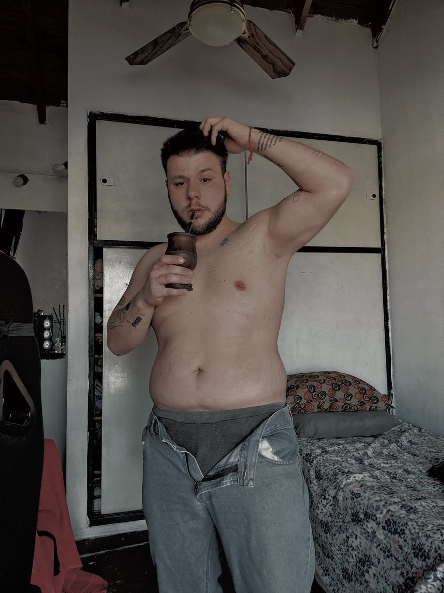 papimecanico's tweet photo. ᅠᅠᅠᅠ"che, no saben el morbo que me da llegar a la casa del taller y quitarme todo. Que bien que vivo solo y no escucho quejas o lloriqueos." https://t.co/sTOfuRdKgj