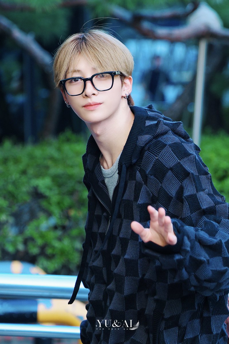yuandai0427's tweet photo. 260904 Music Bank 出勤 HQ1

👓💕

#NEXZ #YU 
#ユウ #유우 
#ネクスジ #넥스지 https://t.co/K3QGdnmY6j