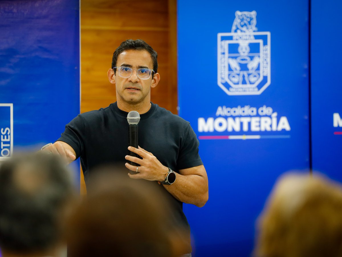 kerguelenhugo's tweet photo. Durante años sembramos árboles en Montería. Y durante años se murieron. No porque sembráramos mal: porque nadie los cuidaba después.

Teníamos una meta. No teníamos un sistema.

Hoy entregamos el segundo pago del programa de Pago por Servicios Ambientales: 337 millones para las familias que cuidan lo sembrado. No es un subsidio, es un contrato. Tú cuidas el bosque, el bosque te paga.

211 mil árboles. 190 hectáreas rehabilitadas y con mantenimiento. 88 acuerdos firmados.

Construir una ciudad no es solo cemento. El cemento se inaugura y se fotografía. Esto no. La sombra de estos árboles la va a disfrutar la Montería de dentro de treinta años, no nosotros.

Esa también es infraestructura. La que no se inaugura.

Cuida el tuyo.