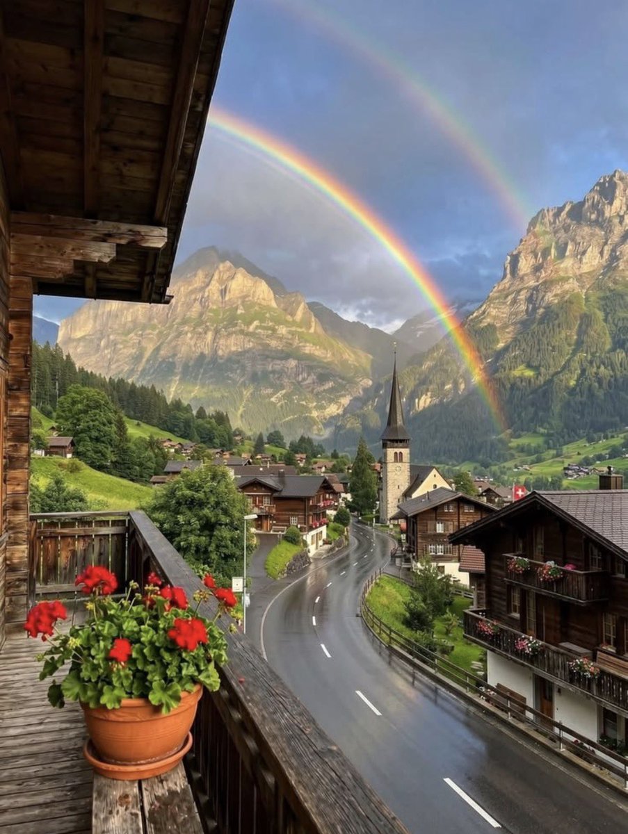 travelgirl_love's tweet photo. 【予算18〜35万円】（3泊4日）

🇨🇭スイス

一度は行ってみたい、絵本みたいな絶景が広がる国🇨🇭🏔️✨

どこを切り取っても美しすぎるアルプスの山々に、透き通った湖、かわいい街並み🥹🤍
絶景を眺めながら列車で移動するだけでも���映画のワンシーンみたいな気分に🚞✨ https://t.co/TlvbIxh2hu