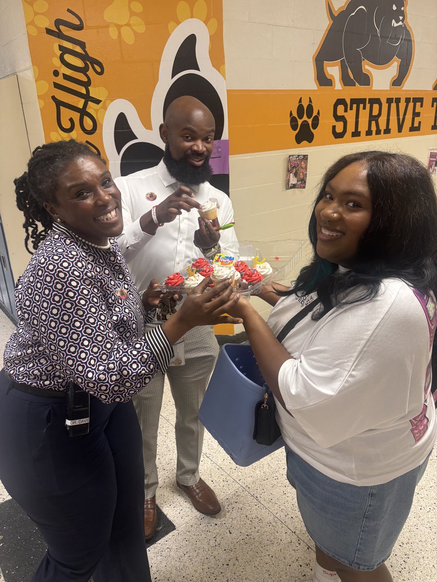 LithoniaHigh's tweet photo. SGA and Homecoming campaigns are sweet, and our administrators @APDavisLHS and @ItsMrHarvey5 are enjoying the benefits one cupcake  at a time! 🧁🗳️GA Campaigns in full effect. @MCWilkinsPhD https://t.co/mR4WTQdtje