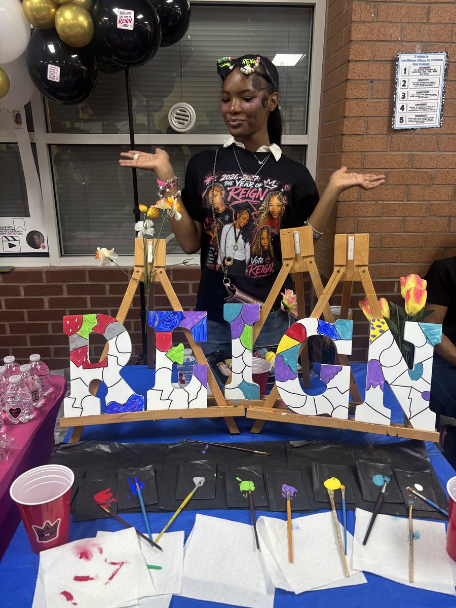 LithoniaHigh's tweet photo. SGA and Homecoming campaigns are sweet, and our administrators @APDavisLHS and @ItsMrHarvey5 are enjoying the benefits one cupcake  at a time! 🧁🗳️GA Campaigns in full effect. @MCWilkinsPhD https://t.co/mR4WTQdtje