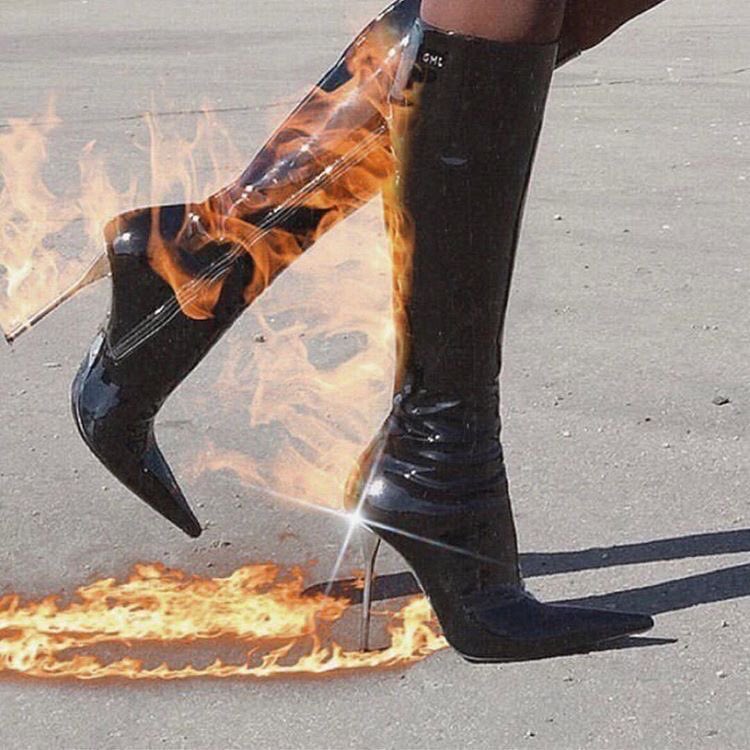skemzei's tweet photo. lisa leaving the studio after recording SaWaDiKa https://t.co/aWiTWI0BR2