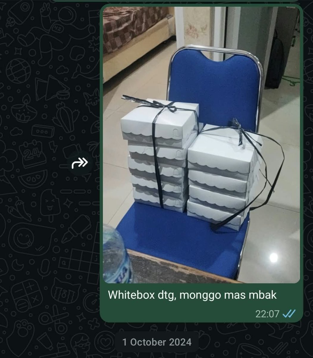 Smash1014314's tweet photo. dulu zaman ppds, tiap jaga malam gue selalu dapat jatah nasi kotak. pas dibuka, seringnya udah agak dingin, mungkin karena masaknya dari siang atau sore.

karena jaga malam ppds jantung kerjaannya nongki bareng malaikat izrail 😭 kadang gak sempat makan sama sekali. baru bisa dimakan besok subuh atau agak siangan setelah selesai morning report.

tapi selama itu gak pernah tuh ada keracunan massal ppds.

sekarang mbg kok bisa sampai ratusan orang dan kejadiannya berulang kali? 😭

yang masak ini memang orang yang paham cara masak dengan prosedur yang bener, atau random aja bikin sadfood sesuka udel? 🙏