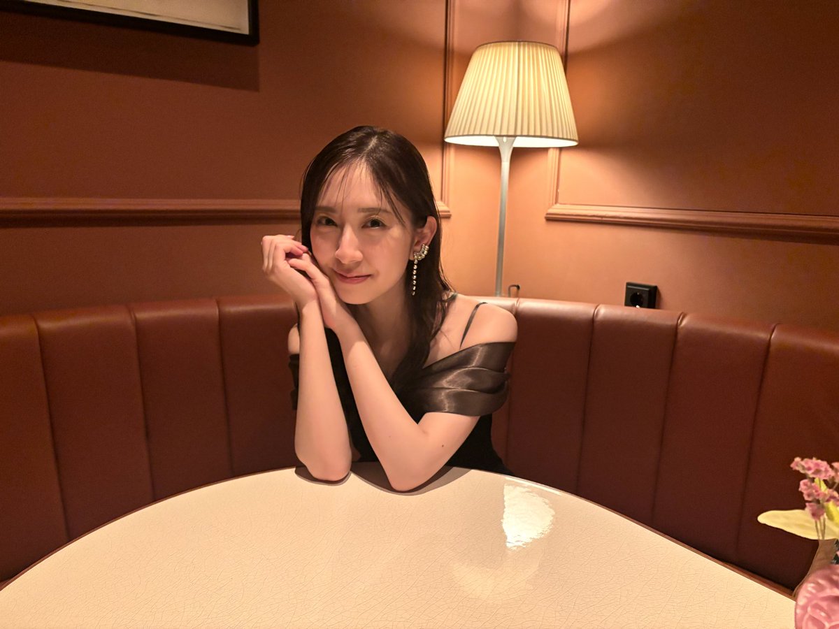 miku_2ndbook's tweet photo. 🍣オフショット公開🍣

ウィーンのホテルのバーにて🍸
大人の微笑みにキュンですね🫶🏻
直前までスタッフとの雑談で大笑いしていたみくちゃんですが
撮影が始まるとさすがの切り替えで
バッチリ決めてくれました😎

#金村美玖 #金村美玖2nd写真集_機微 https://t.co/oj2BXZB6QC