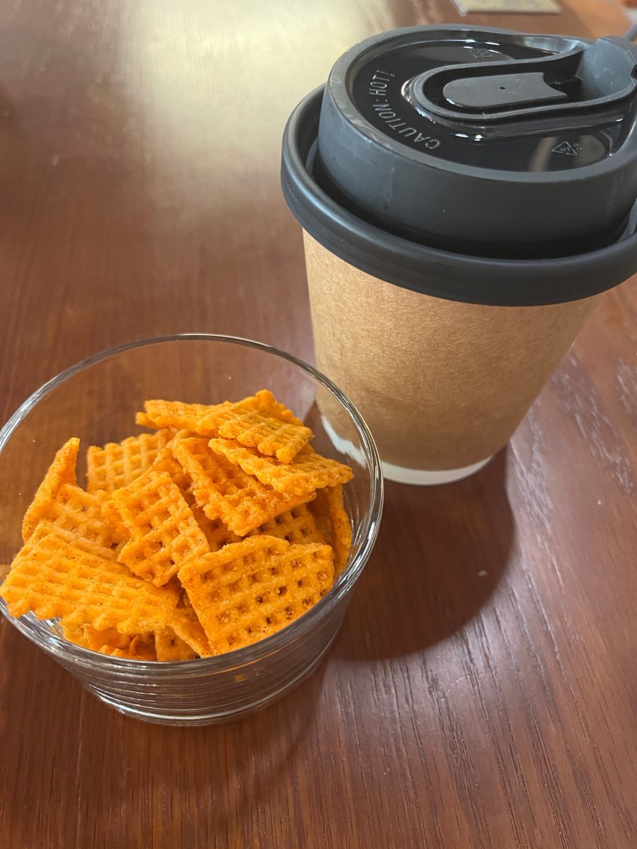 SorayaDaci's tweet photo. Just shared a pack of crispy honey butter chips with my deskmate—crunchy vibes + sweet sips = perfect midday pick-me-up https://t.co/g46Sk7dS73