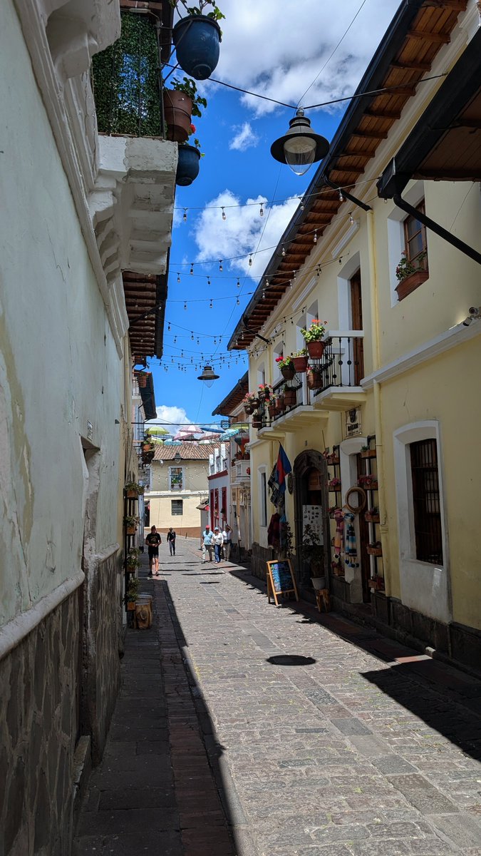 SovereignLatam's tweet photo. 📸 Centro Histórico de Quito, Ecuador 🇪🇨

Walking around here is always a good time. 

One of the nicest colonial centres in Latin America, even though it can be a little chaotic.

Also home to some of the oldest churches in latam, there isn't really anywhere else with such a density of them in the Americas.