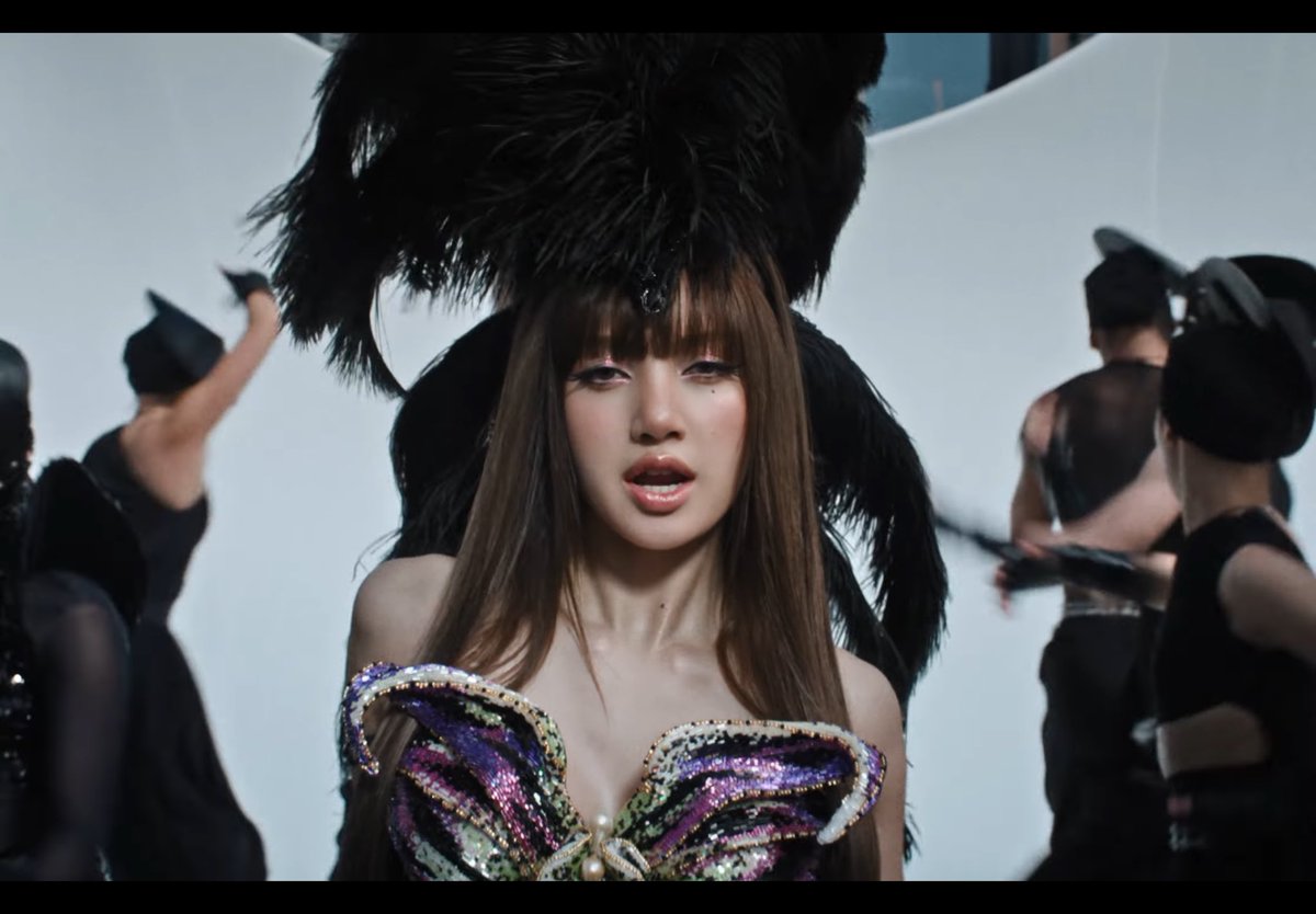 teryaaa__'s tweet photo. ชีปึ้ง ชีเริ่ด ชีโซ๊ะ แต่ละลุคคือขนหิลุกมากกก 

SAWADIKA OUT NOW 
#LISA_SaWaDiKa https://t.co/y70sNKqunV
