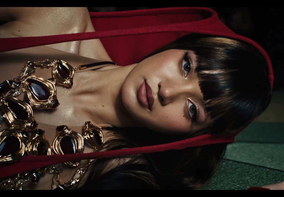 teryaaa__'s tweet photo. ชีปึ้ง ชีเริ่ด ชีโซ๊ะ แต่ละลุคคือขนหิลุกมากกก 

SAWADIKA OUT NOW 
#LISA_SaWaDiKa https://t.co/y70sNKqunV
