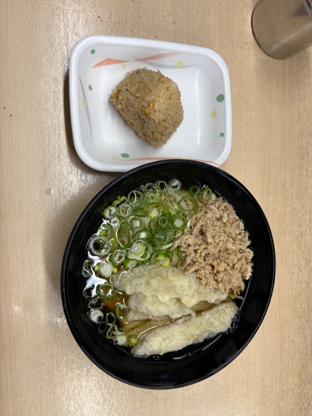 clausu00's tweet photo. 朝飯は博多駅のホームうどん https://t.co/t5t2Vmt8CZ