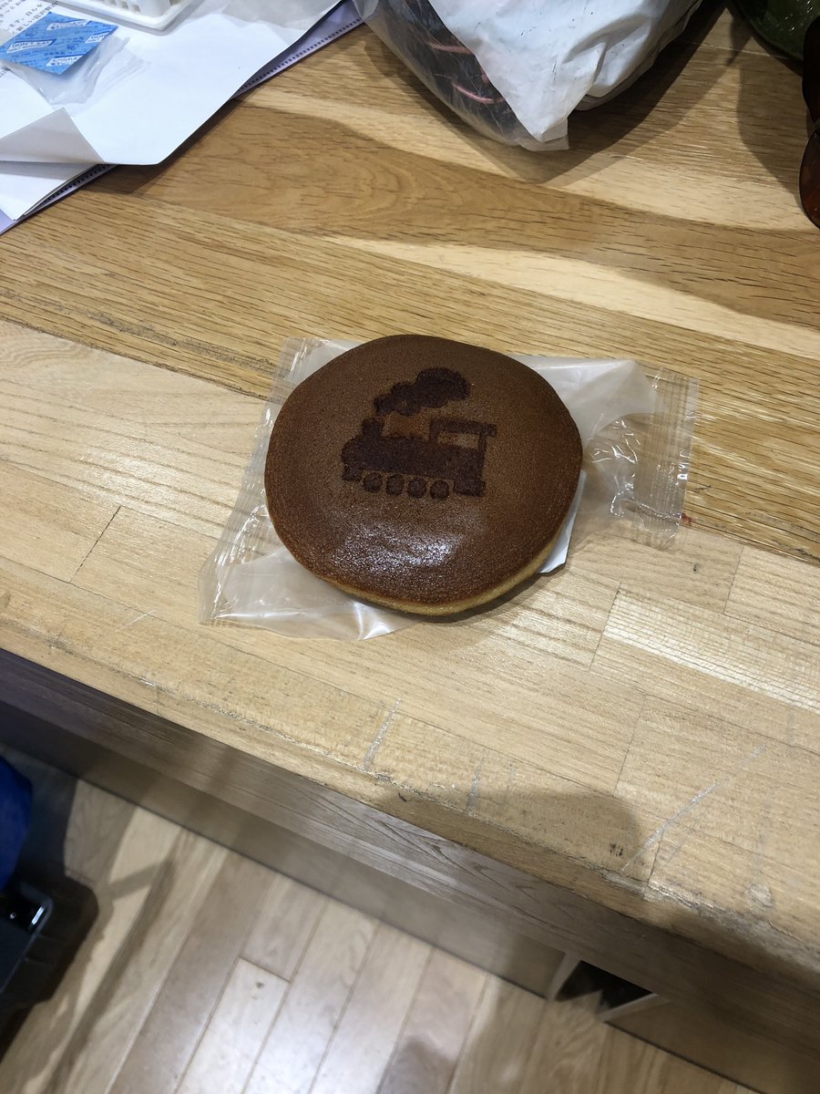 newton201811's tweet photo. 【稽古日記】

昨日は久しぶりの立ち稽古でアクセル全開🚕

ハセノさんが差し入れでいただいたどら焼きを持ってきてくれました😋🚂

東京の地元紙『葛西新聞』に公演情報が掲載されました↓
https://t.co/AjFE26vaBP https://t.co/2Dqrv8fY6J