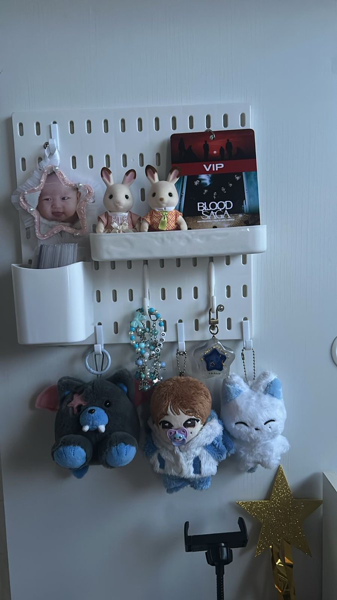 SunooFlorzinha's tweet photo. “ sunoo stans have so many extra accessories, like keychains and holders and stuff” https://t.co/FZ5utNqhk9