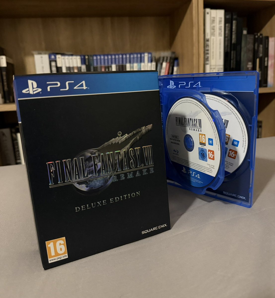 Shunkiroth's tweet photo. Estas son las ediciones físicas de Final Fantasy VII Remake y Rebirth para PS4 y PS5.

➡️ Ambas tienen dos discos, el Data Disc de instalación y el Play Disc de arranque.

➡️ Ambas contienen los dos juegos completos en los Blu-rays.

¿Por qué Revelation, la tercera y última parte de la saga, no viene en el mismo formato @SquareEnix?

¿Por qué no lleva dos Blu-rays como sus antecesoras y por qué no contiene todo el juego?

Esta decisión desorganiza la saga y devalúa su formato físico.
Vuestros fans y usuarios no merecemos esto.

Por favor, rectificad. 💔