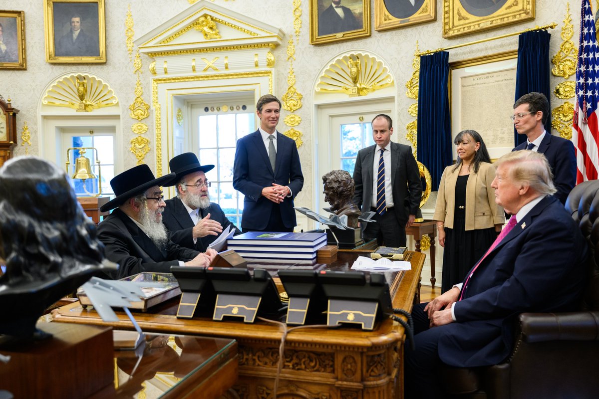 hasidic_1's tweet photo. האדמור מהרא מסאטמאר ביי זיין פריוואטע זיצונג מיט פרעזידענט טראמפ אינעם אוועל אפיס https://t.co/FunETbccVI