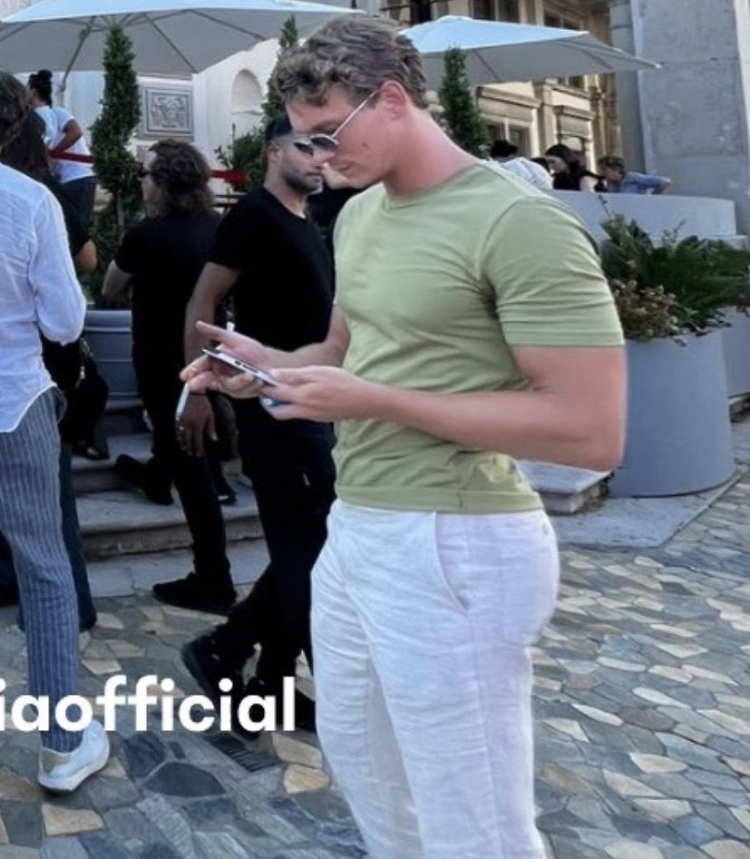 hudiscorrie's tweet photo. what the fuck was in the air on this trip how was he just walking around looking like this https://t.co/kDMXoUHO0R