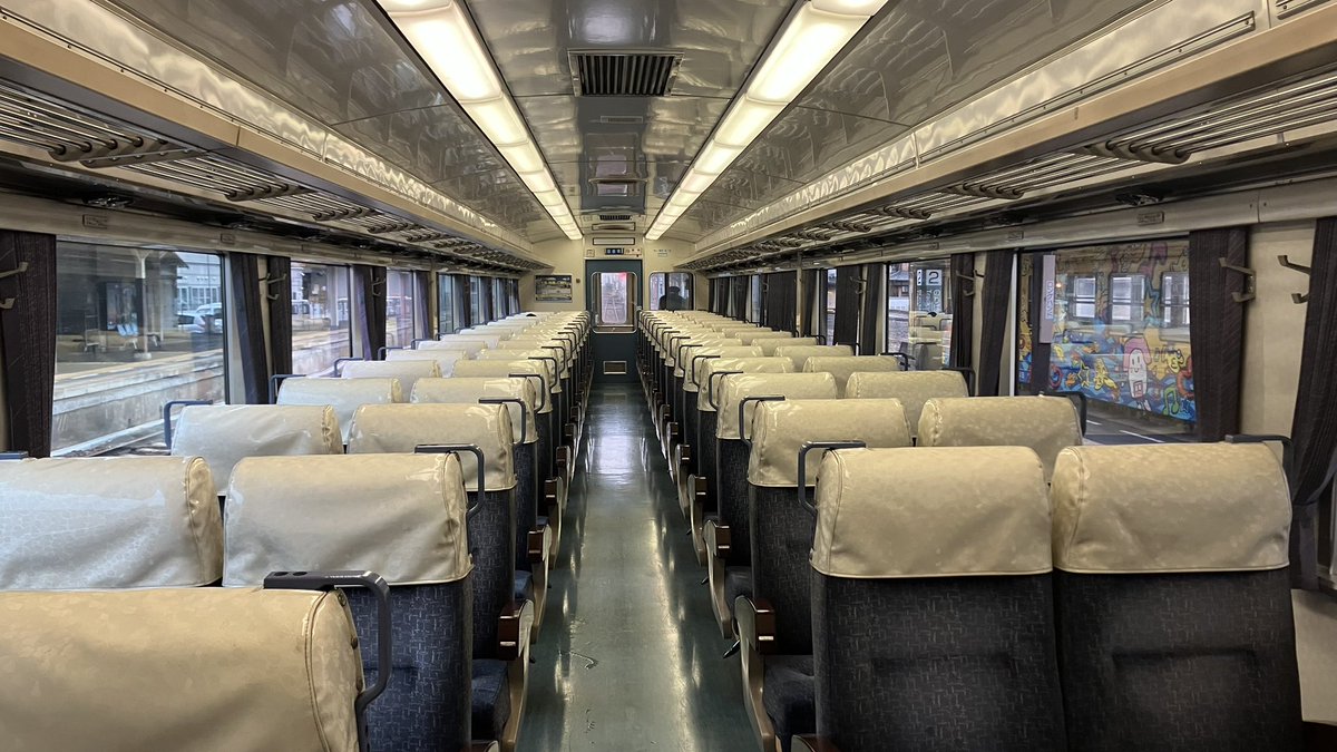 MA_4916's tweet photo. 普通列車用のキハ185を探索した感想
・運転台がめっちゃオープン
・リクライニングは殺されてて使えない
・静粛性は特急時代と変わらない
・仕切り扉が現役
・喫煙の名残で灰皿が各座席にある
・車端部のテーブルも撤去済み
・ツーマン前提だからか運賃箱がない
・車端部のゴミ箱は普通に使える https://t.co/1B3y6vyzJM
