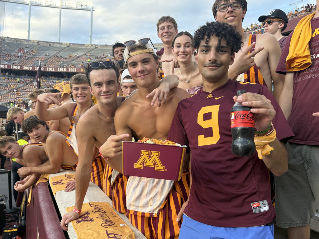 GopherFood's tweet photo. Our first #GopherGrub Item of the Game is bringing BIG NACHO ENERGY. 〽️

Take home the exclusive #Gophers Stadium Tin with SUPER NACHOS loaded with shredded chicken or beef, nacho cheese, pico, lettuce &amp; shredded cheese.

📍 Section 127

#GoGophers #GophersGameDay #SkiUMah https://t.co/FXqmMvuY4n