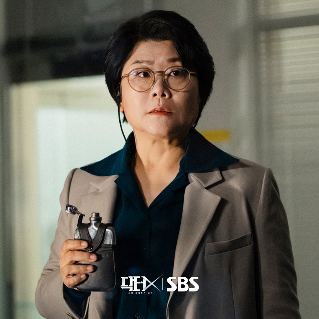 SBSNOW's tweet photo. 돈 밝히는 의사 용역 소개소 소장 장희숙
이정은이 얼마나 노련할지 감도 안 옴...💸

SBS 새 금토드라마 <닥터X : 하얀 마피아의 시대>
☞ 10월 9일 [금] 밤 9시 50분 첫 방송

#SBS새금토드라마 #닥터X하얀마피아의시대
#DoctorX #김지원 #이정은 https://t.co/NkSLWD3xhf