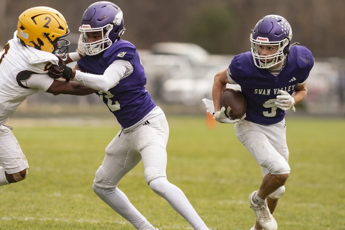 BernreuterHugh's tweet photo. Swan Valley all-stater Kam Reynolds catches a perfect 50-yard pass from Keller Bedford to give Vikings 16-0 lead over Freewith 10:17 left in 3rd quarter. Reynolds has six catches for 143 yards at this point. @SwanValleySport @JaredPurcellDET https://t.co/elwiOjOwER