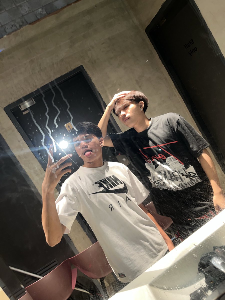 Emminemmmz's tweet photo. 2v?? https://t.co/GLEaC1FqWK