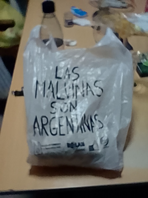 Lautafym's tweet photo. Sobreactuación de Milei contradiciendo sus posturas previas. Le cayó la ficha que a los argentinos les gusta Argentina y ante la caída tremenda de su imagen, de su gestión y de sus pretenciones de reelección ahora imposta soberanía y nacionalismo. Lo destruyó la bandera de la Selección que ya está en todos lados. Mientras escuchaba al presidente, mi viejo me mandó esta foto de la bolsa de la dietética donde compra.