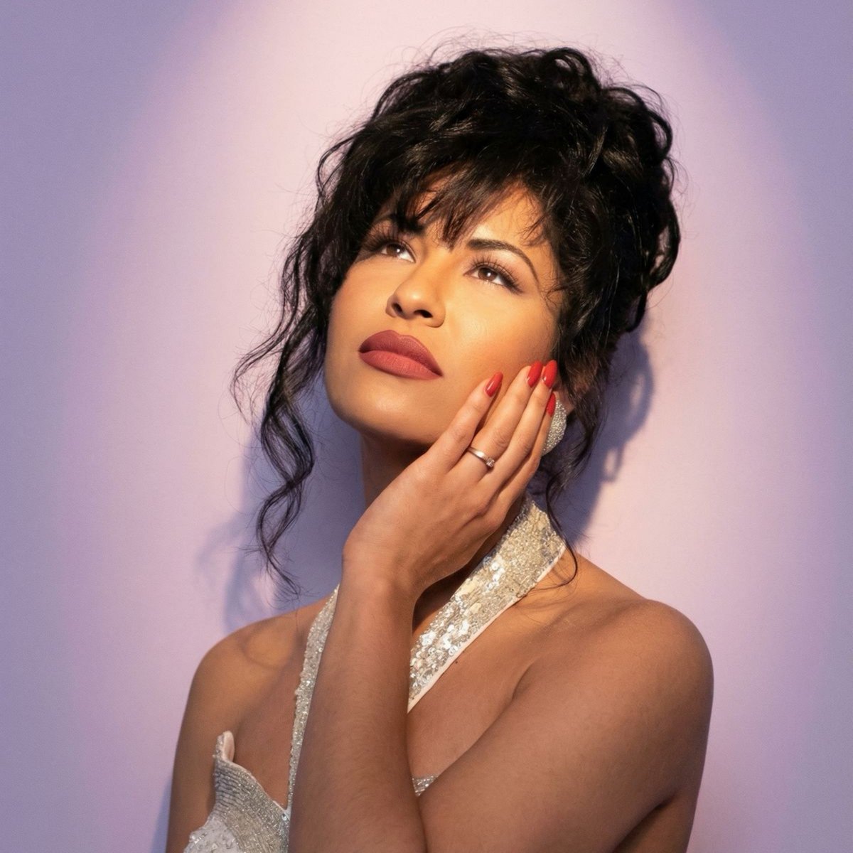 beyonceaccess's tweet photo. 🚨 Comunicado de imprensa sobre o sample/feat. da Selena Quintanilla no #BDAY20:

“'Irreemplazable (Como La Flor)', com participação de Selena, é uma inclusão marcante. Selena foi uma das artistas mexicano-americanas mais celebradas e era conhecida como a ‘Rainha da Música Tejana’. Desde sua morte, em 1995, seu espólio raramente concede autorização para o uso de sua música. A aprovação, extremamente significativa, do espólio de Selena Quintanilla para Beyoncé tornou possível este dueto tão oportuno e cheio de significado. Duas mulheres do Texas. Duas vozes inconfundíveis e insubstituíveis que romperam — e continuam rompendo — barreiras. Beyoncé reverenciava Selena e se lembra de ouvi-la no rádio em Houston. Ela atribui a Selena a inspiração para a gravação de 'Irreemplazable', seu EP em espanhol lançado em 2007.”