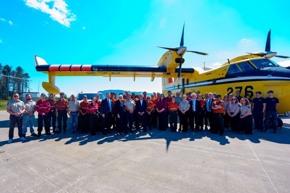 Le premier ministre Mark Carney pose pour une photo de groupe avec les membres de l’équipe du centre de gestion des feux de forêt de Thunder Bay.