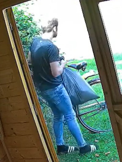 KikixxxxYoyo's tweet photo. John Versteeg 

1/3

Wie kent deze man? 
Hij heeft zaterdag onze hele winkel 
inclusief kassa leeg geroofd. 
Hij is met een vuilniszak op de fiets 
richting #Tubbergen gefietst.
Tussen half 2 en 2 uur smiddags.

https://t.co/x9LZMRU5CU https://t.co/MMg5ZKgDSN