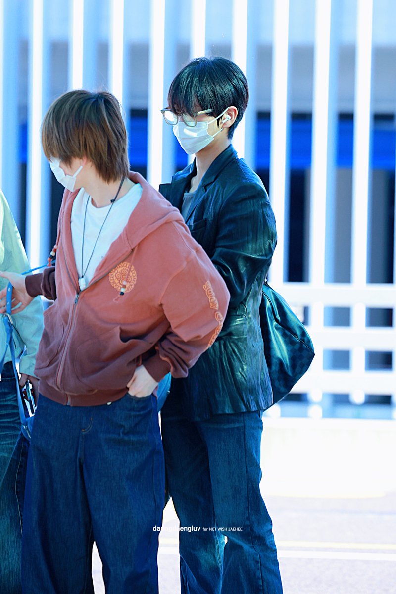 daengdaengluv's tweet photo. 260904 ICN 재희

무슨일이 있었나ㅋㅋ
막내즈의 가방셔틀이 된 대영이ㅋ

#재희 #대영 #ジェヒ #JAEHEE #NCTWISH #엔시티위시 https://t.co/776aXrGiwi