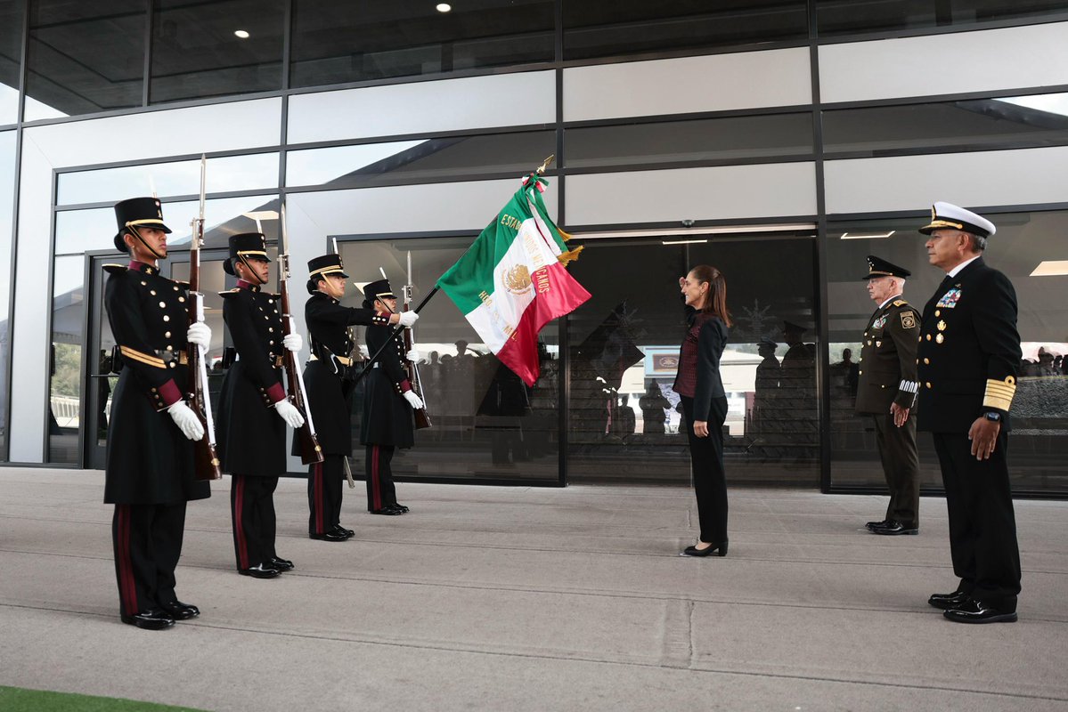 Claudiashein's tweet photo. Hoy conmemoramos 50 años de la presencia del Heroico Colegio Militar en su sede de Tlalpan, un espacio que ha sido testigo de la formación de generaciones de mujeres y hombres al servicio de México, forjados en la disciplina, el conocimiento, la lealtad, la valentía y un profundo sentido patriótico.

Por sus raíces populares y su formación nacionalista, las Fuerzas Armadas de México han mantenido una profunda lealtad a nuestro pueblo y un firme compromiso con la independencia, la soberanía y la defensa de nuestra nación.

🎥 https://t.co/T7QwhpRAwj