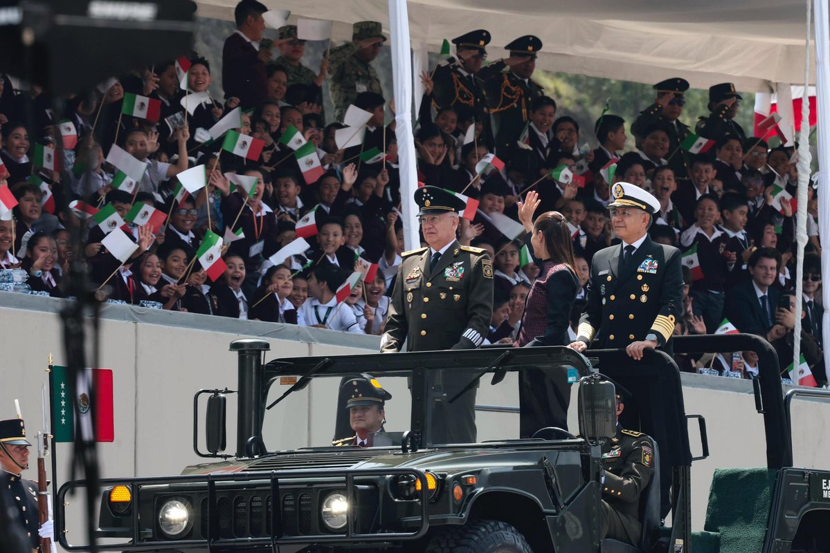 Claudiashein's tweet photo. Hoy conmemoramos 50 años de la presencia del Heroico Colegio Militar en su sede de Tlalpan, un espacio que ha sido testigo de la formación de generaciones de mujeres y hombres al servicio de México, forjados en la disciplina, el conocimiento, la lealtad, la valentía y un profundo sentido patriótico.

Por sus raíces populares y su formación nacionalista, las Fuerzas Armadas de México han mantenido una profunda lealtad a nuestro pueblo y un firme compromiso con la independencia, la soberanía y la defensa de nuestra nación.

🎥 https://t.co/T7QwhpRAwj