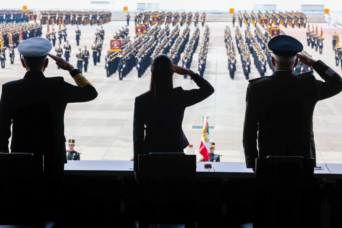 Claudiashein's tweet photo. Hoy conmemoramos 50 años de la presencia del Heroico Colegio Militar en su sede de Tlalpan, un espacio que ha sido testigo de la formación de generaciones de mujeres y hombres al servicio de México, forjados en la disciplina, el conocimiento, la lealtad, la valentía y un profundo sentido patriótico.

Por sus raíces populares y su formación nacionalista, las Fuerzas Armadas de México han mantenido una profunda lealtad a nuestro pueblo y un firme compromiso con la independencia, la soberanía y la defensa de nuestra nación.

🎥 https://t.co/T7QwhpRAwj