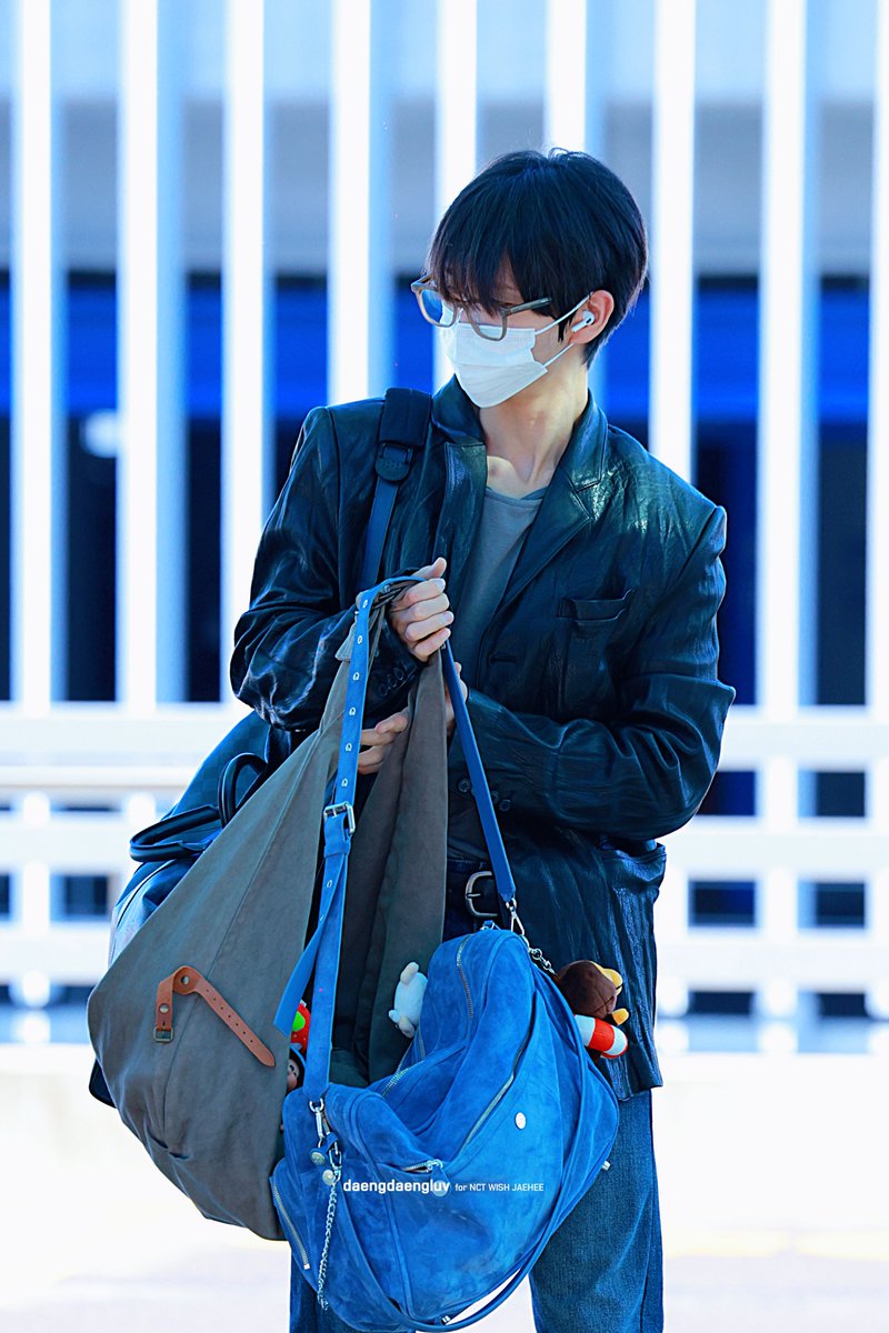 daengdaengluv's tweet photo. 260904 ICN 재희

무슨일이 있었나ㅋㅋ
막내즈의 가방셔틀이 된 대영이ㅋ

#재희 #대영 #ジェヒ #JAEHEE #NCTWISH #엔시티위시 https://t.co/776aXrGiwi