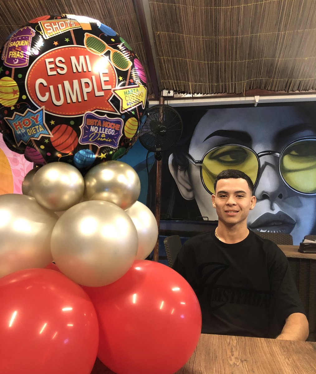 23jesiel's tweet photo. El año pasado no publiqué nada del cumpleaños acá, que vuelta jaja. 

Este año sí pero con una foto del cumpleaños anterior, ya que en éste, tocó camellar de noche, y excelente gloria a Dios por el avance no solo económico sino laboral y demás.

Enfocao en meta Dic - Jul 🙏🏻⭐ https://t.co/C0Eoc2LVos