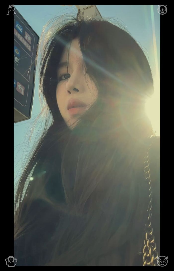Daisy96T's tweet photo. 🧸A child's plaything that plays ocean noises

When spring returned that year, the woods seemed to wake all at once—fresh green shoots emerged from every branch, blossoms painted the forest floor, and songbirds flew back from warmer lands. Elara found herself drawn there more https://t.co/ubPnwHTUFw