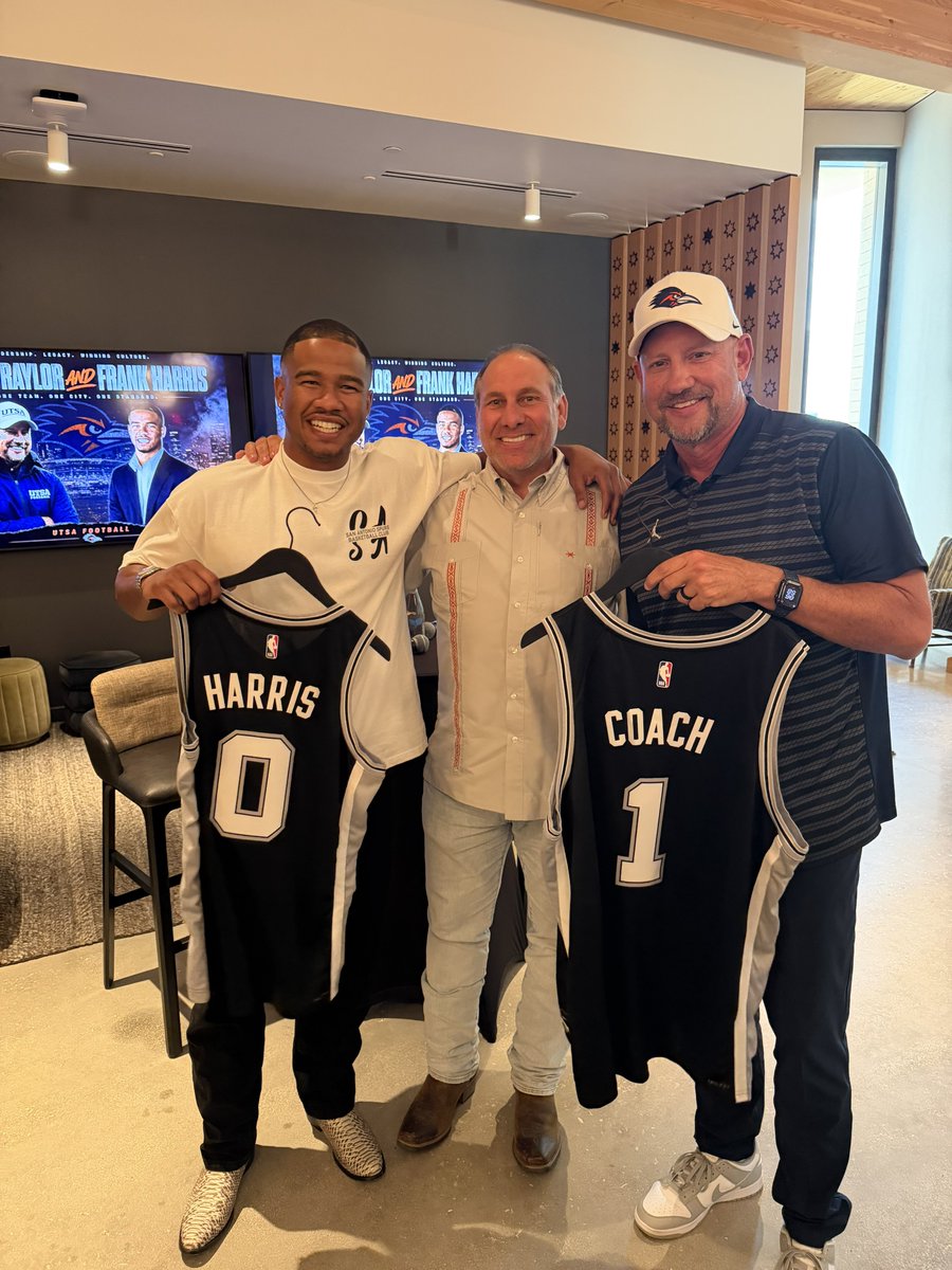 UTSAFTBL's tweet photo. Some familiar faces in attendance at the Spurs Club 🐐

#210TriangleOfToughness | #LetsGo210 https://t.co/Qgr9cyamy1