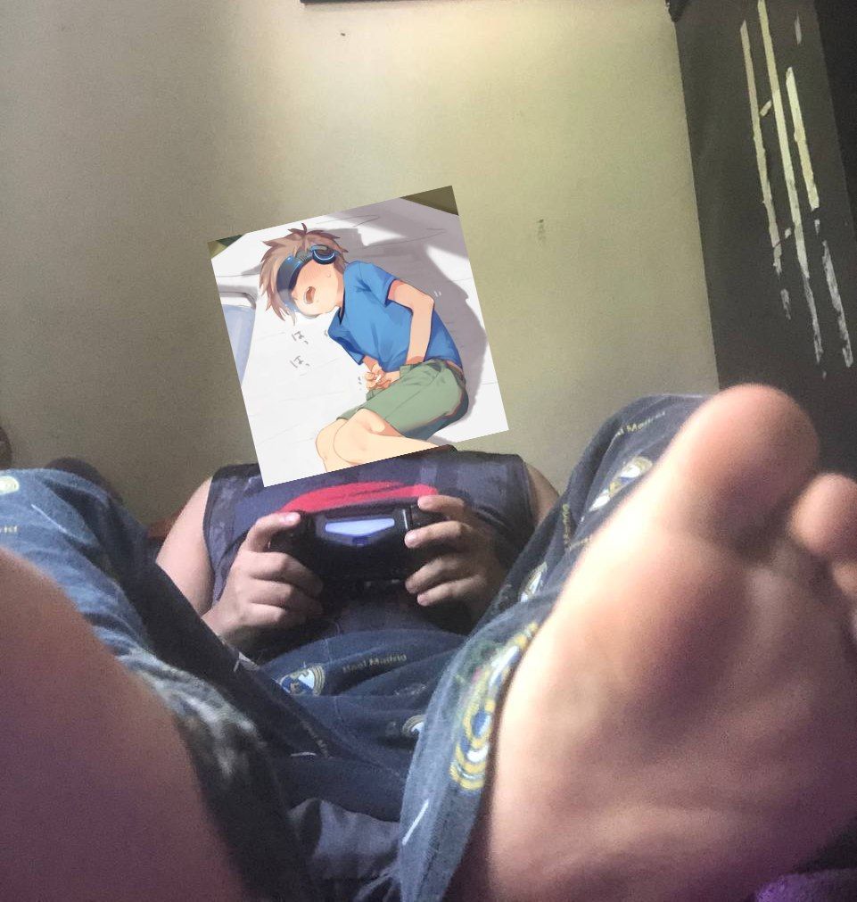 DINOOPAWS2's tweet photo. Jueves Gamer 🎮🦖🏳️‍🌈
Cómo se nota que ya quiero que sea viernes 🔥
En pijama y descalzo cómo se debe xd 😎🔥👣🦕

#feetfetısh #FeetCommunity #gay #feetِ https://t.co/LWZi5dewbQ