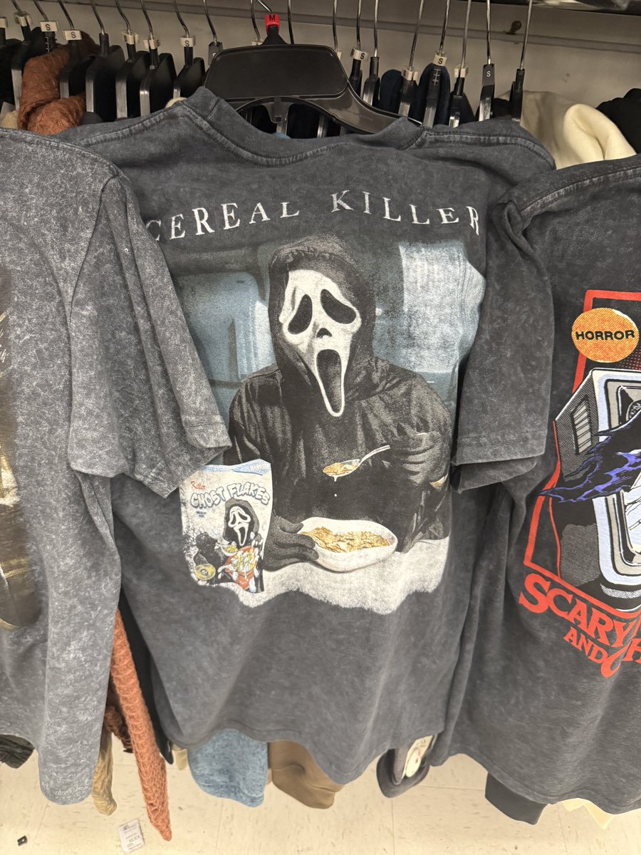 markie_devo's tweet photo. These were way too awesome not to share with you guys!👻

📝The front of the shirt is all the same (last image).

🛒I spotted them @marshalls !

Feeling these👇🏻 https://t.co/6fWg3R4Cun