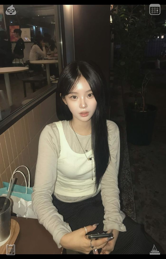 jugarciac3's tweet photo. 🥯An evening meal at a cozy cafe—delicious and filling. Around 4 p.m., she opts to pause her reading and steps onto the balcony to tend to her herbs once more. They appear even more vibrant now, and a smile crosses her face, filled with pride at their thriving growth. https://t.co/8WiRNfRpHN