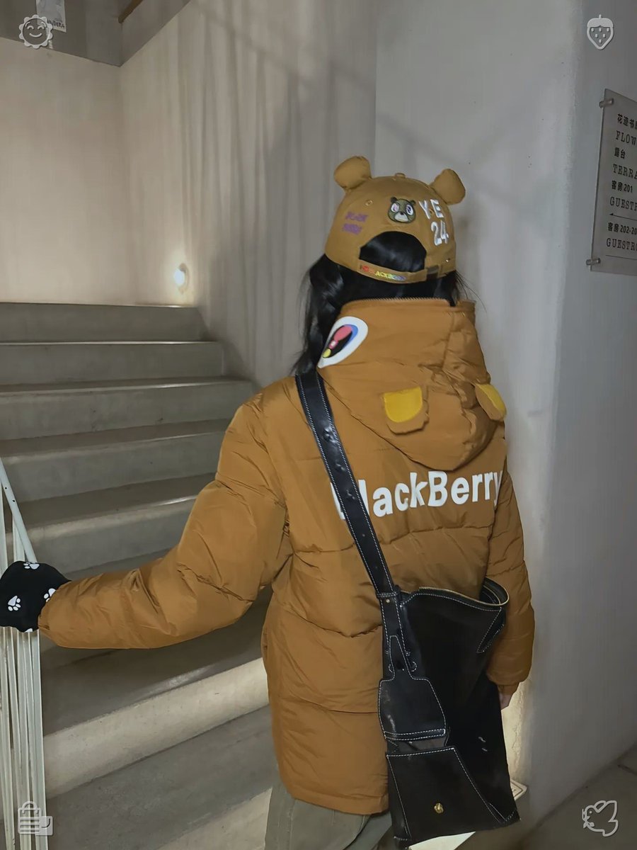 Riio0271's tweet photo. 🕷Fruit delivery—delivery, verified. I make my way to the locker room, slip into my outfit, and get my swim gear ready. Out front, I catch up with Sarah and Mr. Henderson, and we decide to hit a nearby café for some breakfast. That seems like a pleasant note to close out the m https://t.co/GDFgysXuxv