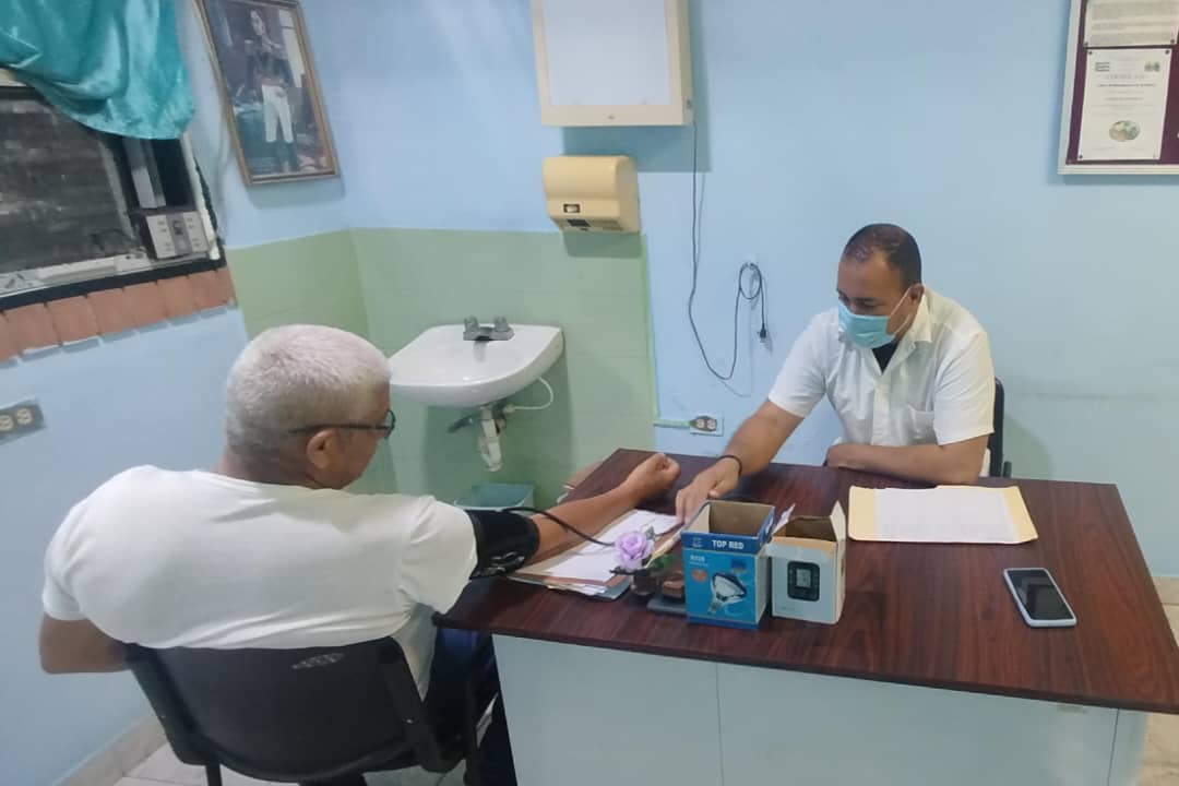 cubacooperaven's tweet photo. 📍 ¡Salud que abraza a Trujillo! Desde el sector Tres Esquinas con las consultas del Dr. Gabriel Mustelier, hasta la comunidad de Mesa de Gallardo con el seguimiento de presión arterial del Dr. Frank Olivera. ¡Nuestros médicos garantizan bienestar y prevención casa a casa! https://t.co/bSD9hwEgRk